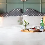 Villa Carlotta - 30 Day Requirement